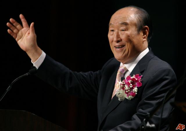 Unification Church founder Sun Myung Moon, 13 others injured in helicopter crash, 3rd Ld-Writethru,